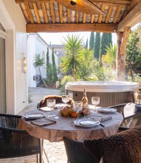 Aubussargues Apartment | Secret d'Uzès - Place aux Herbes - Piscine chauffée et Jacuzzi