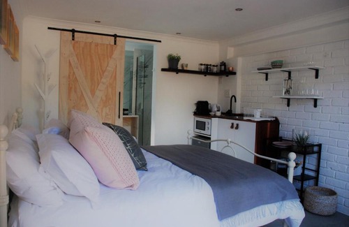Walmer House | Secure, Private, Queen Room Close to Airport
