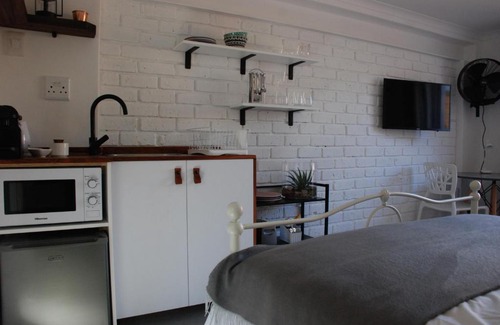 Walmer House | Secure, Private, Queen Room Close to Airport
