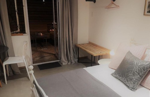 Walmer House | Secure, Private, Queen Room Close to Airport