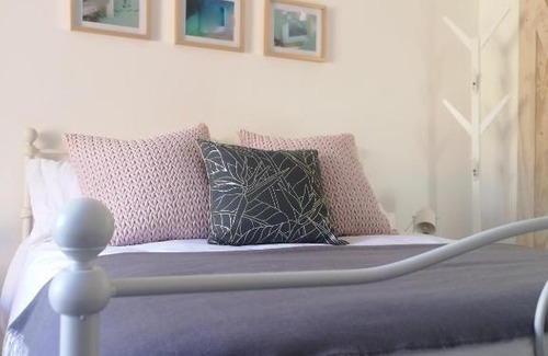 Walmer House | Secure, Private, Queen Room Close to Airport