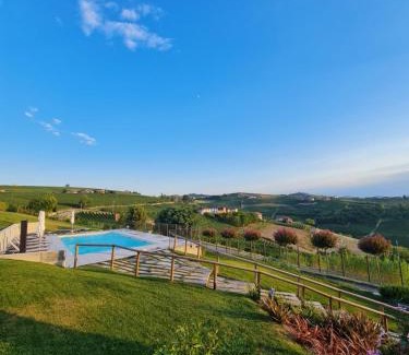 Neive Bed & Breakfast | Sedendo e Mirando