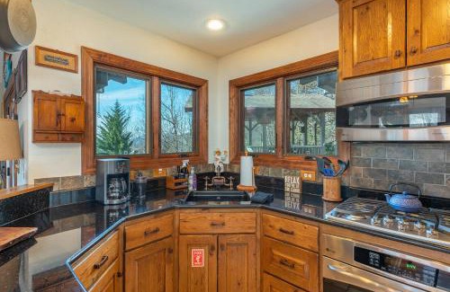 Old Fort House | See Level Charcoal Grill, Deck & Breathtaking Year-Round Mountain Views!