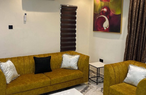 Mushin Apartment | Self Check-In Apts near Airport, Luxury & Modern M02a