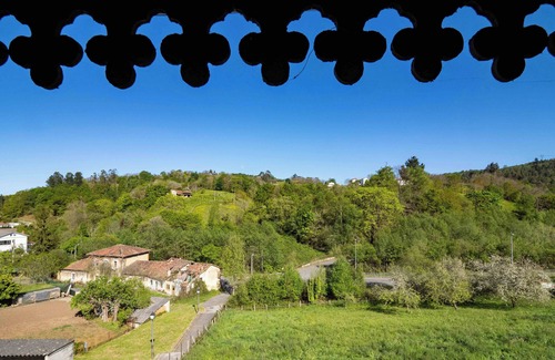 Bimenes Municipality House | Semi-detached house of Belgian construction, with large garden and in a quiet location.