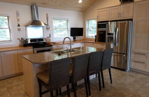 Ellsworth House | SEPT WEEKS OPEN 200' SUNSET BEACH MODERN HOUSE WIFI FIREPLACE PET FRIENDLY AC