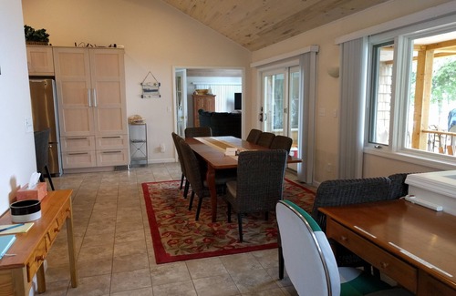 Ellsworth House | SEPT WEEKS OPEN 200' SUNSET BEACH MODERN HOUSE WIFI FIREPLACE PET FRIENDLY AC