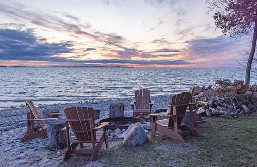 Ellsworth House | SEPT WEEKS OPEN 200' SUNSET BEACH MODERN HOUSE WIFI FIREPLACE PET FRIENDLY AC