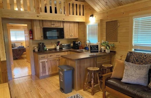 Asheboro House | Serene 1BR Cabin Near NC Zoo | Loft & Water View