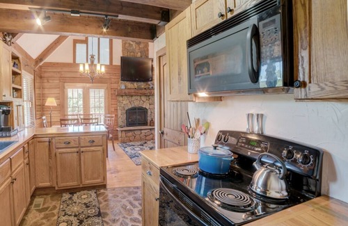 Rutherfordton Cabin | Serene 3BD Equestrian Cabin, Close to TIEC, Pet-Friendly