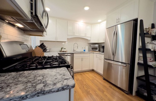 Inglewood-Finn Hill House | 🏔️ Serene 4BR Retreat w/Outdoor Dining, Gym, Workstation & Modern Comforts