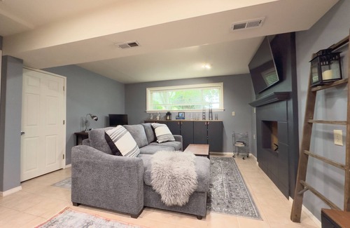 Inglewood-Finn Hill House | 🏔️ Serene 4BR Retreat w/Outdoor Dining, Gym, Workstation & Modern Comforts
