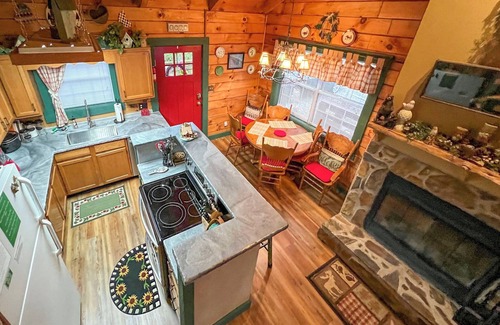 Waynesville Cottage | Serene Cabin in the Smokies w/2 Decks & Hot Tub!