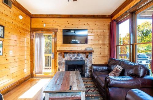 Pigeon Forge House | Serene Cabin w Grill Hot Tub & Resort Pool