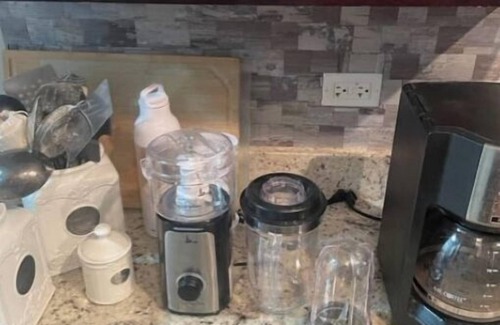 East Albany Park Apartment | Serene Chic in Ravenswood Manor! 20 mins to Grant Park or Wrigley Field!