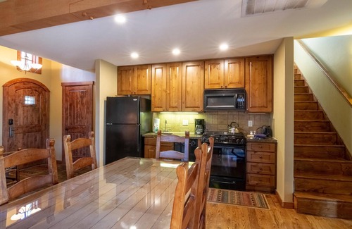 Tamarack House | Serene Cottage | Ski-In/Ski-Out, Private Hot Tub