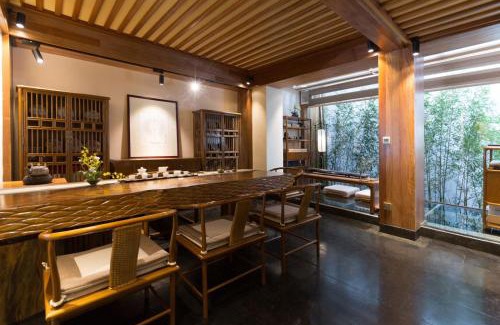 Dayan Old Town Bed & Breakfast | Serene Courtyard