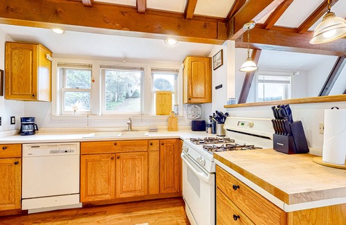 Clarendon House | Serene dog-friendly guest house with mountain views, fireplace, & firepit