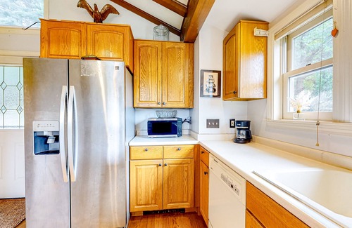 Clarendon House | Serene dog-friendly guest house with mountain views, fireplace, & firepit