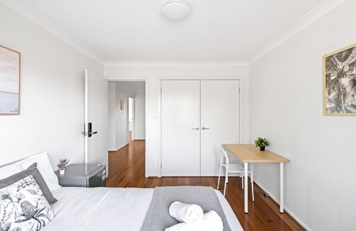 Panania House | Serene Double Room in Panania - Close to Stations & Shops - Shared Bathroom