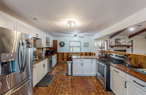 Wilmer Cabin | Serene Farm House with Expansive Land, Hot tub and Peaceful Pond Views