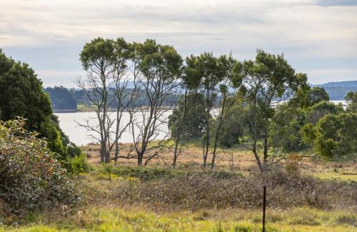 Burrawang House | Serene Farmhouse with Lake Views