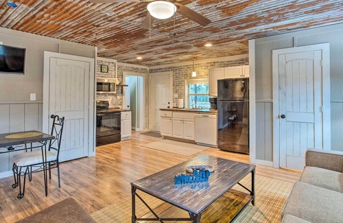 Gordonville Cabin | Serene Gordonville Cabin w/ Private Balcony!