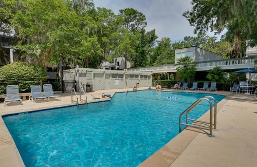 Hilton Head Island Apartment | Serene Hilton Head Island Condo with Community Pool!
