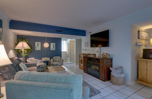 Hilton Head Island Apartment | Serene Hilton Head Island Condo with Community Pool!