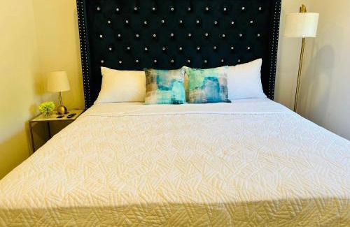 Old East Dallas Apartment | Serene Hotel Setup with Free Parking