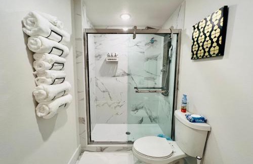 Old East Dallas Apartment | Serene Hotel Setup with Free Parking