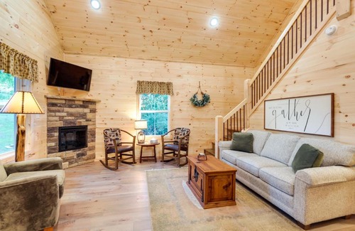 Williamstown House | Serene Kentucky Cabin with Fireplace and Fire Pit!