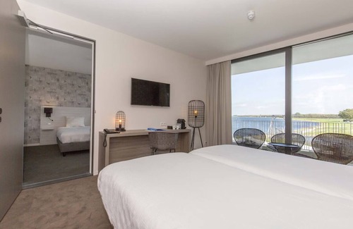 Oranjeplaat Hotel | Serene Lakeview Room with Onsite Dining Near Iguana Reptile Zoo