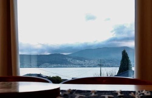 Tranmere House | Serene Oceana - Savoring the gentle Tassie breeze