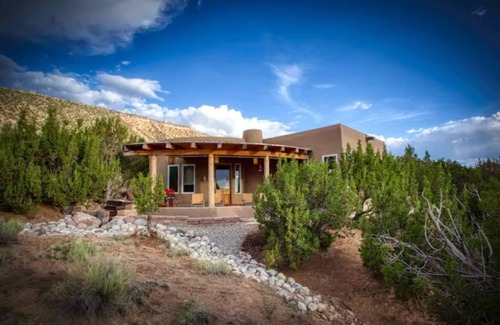 Ojo Caliente House | Serene Ojo Casita/mtn. views