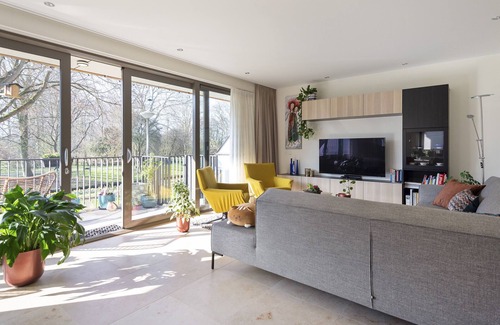 Alkmaar Apartment | Serene Parkside Retreat