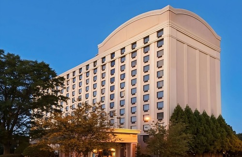 Eagan Park Apartment | Serene Retreat Near Georgia Aquarium! Pet-friendly Property, Outdoor Pool!