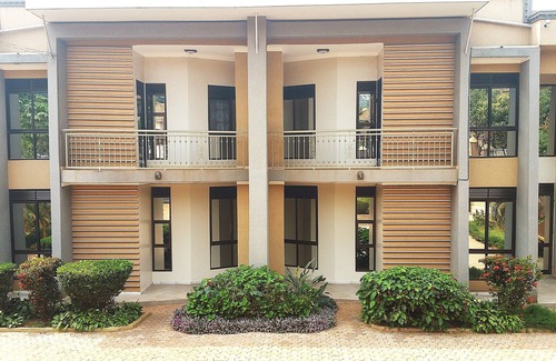 Entebbe House | Serene Retreat with Golf Course, Beach & Wellness Centre Nearby