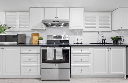Oakwood Village House | Serene Shores Retreat