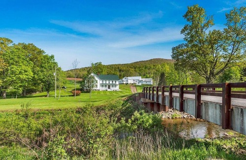 Maplecrest House | Serene Spacious Country Escape 200 Acres & Hiking!