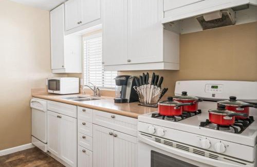 Harbor House | Serene Yard Porch at Signal Hill - Close to the Beach