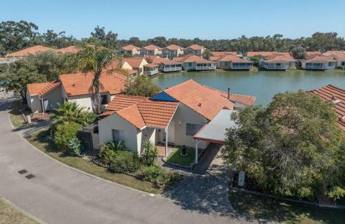 South Yunderup House | Serenity By The Lake