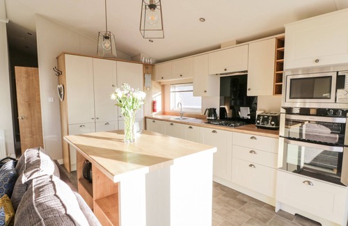 Wemyss Bay Cottage | SERENITY LODGE, family friendly, with a garden in Wemyss Bay