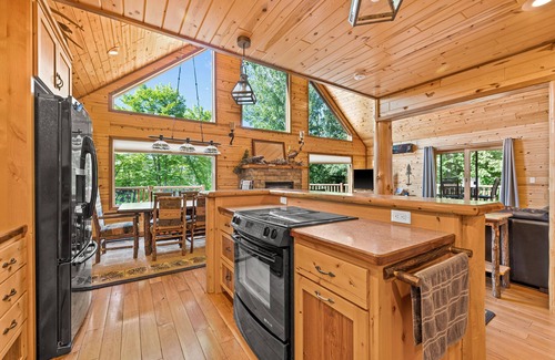 Duluth House | Serenity Lodging- Large Peaceful Home-10 miles from the Heart of Downtown