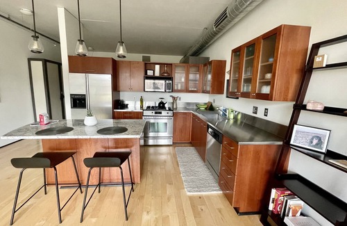 Pearl District Condo | Serenity Pearl: West-Facing private terrace, garden, Roomba, Roku TV, parking