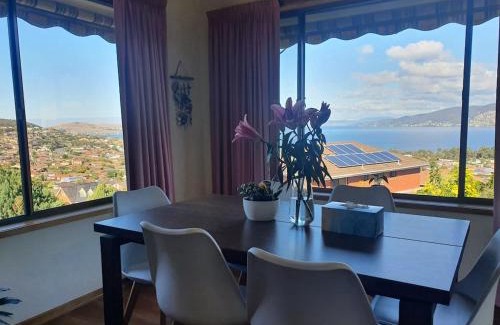 Howrah House | Serenity Retreat with 10 Min to City and Airport