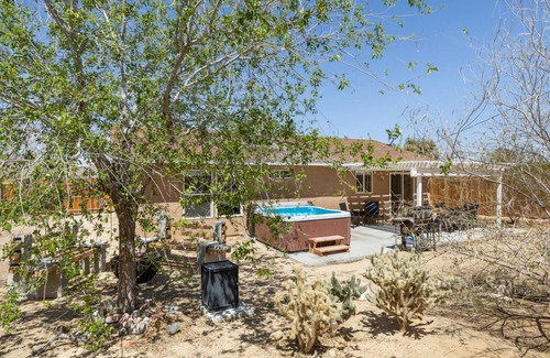 Joshua Tree House | π΅ Serenity Sands - Large Fenced House with Hot Tub, BBQ and Fire Pit! π΅