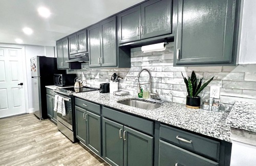 Central-Maverick Square - Paris Street Apartment | Serenity Suite Homes, Serene 2BD/1BA near Logan/Metro