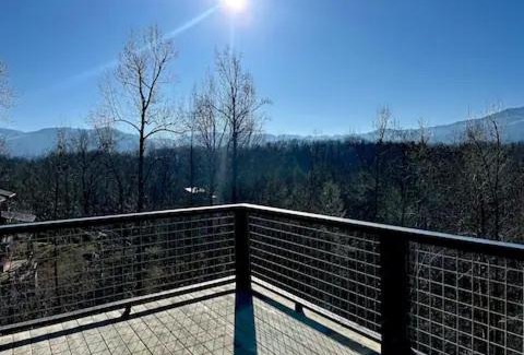 Gatlinburg - Pigeon Forge House | Seven Bears in the Woods -Modern-Luxury-Cabin-Hot Tub-Game Room