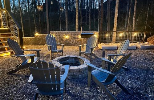 Gatlinburg - Pigeon Forge House | Seven Bears in the Woods -Modern-Luxury-Cabin-Hot Tub-Game Room